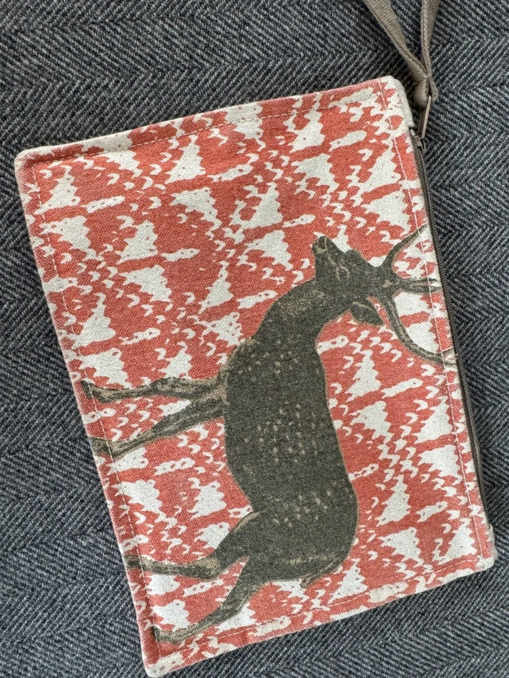 NWOT, THOMAS PAUL, DARLING ZIPPERED POUCH IN DEER DESIGN